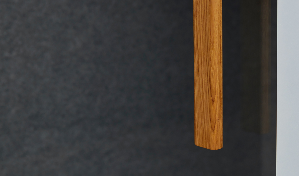 Moderner Türgriff aus Holz