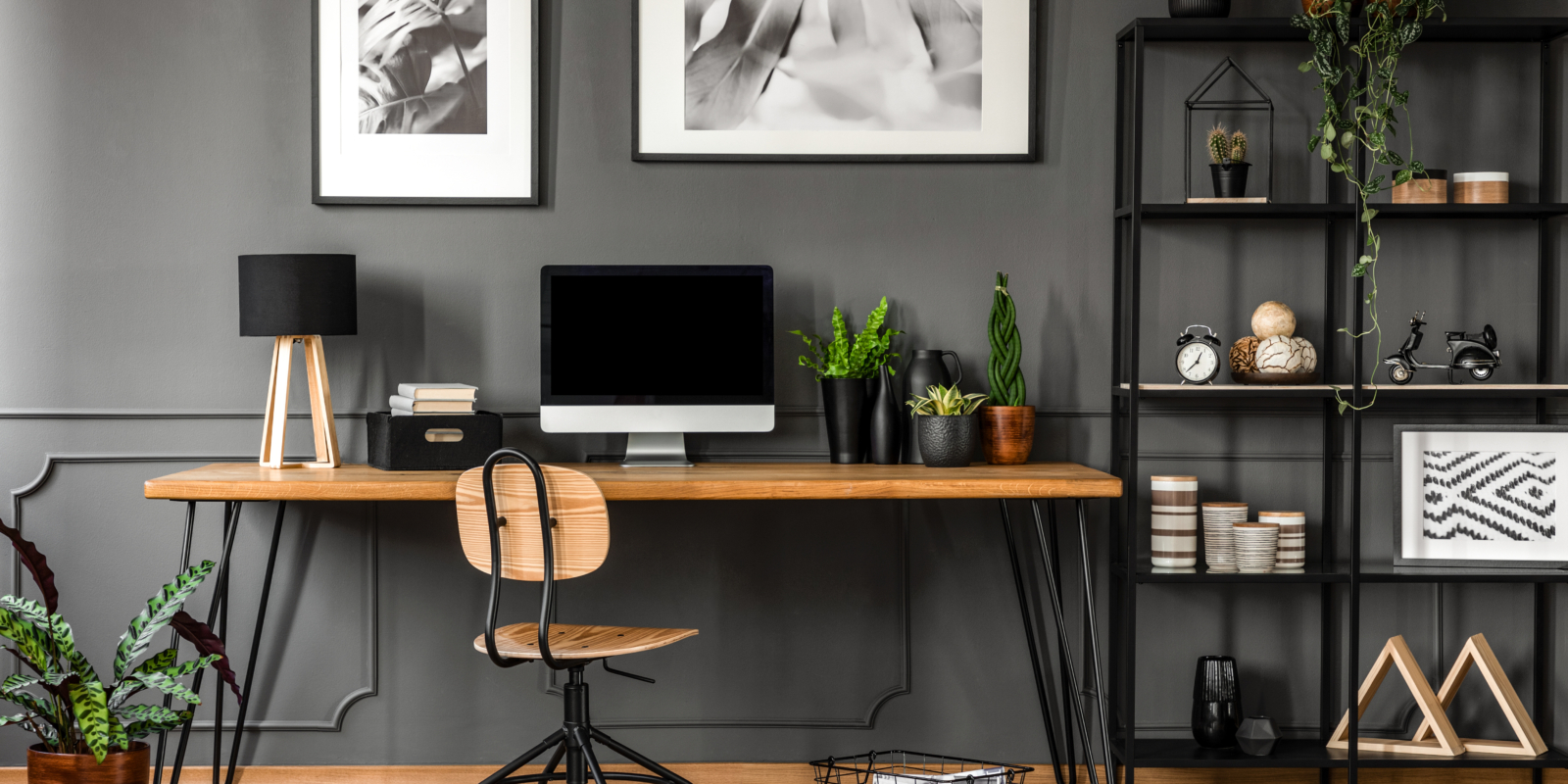 Modernes Büro in dunklen Farben mit Holzboden und -Elementen, Deko-Objekte, Pflanzen