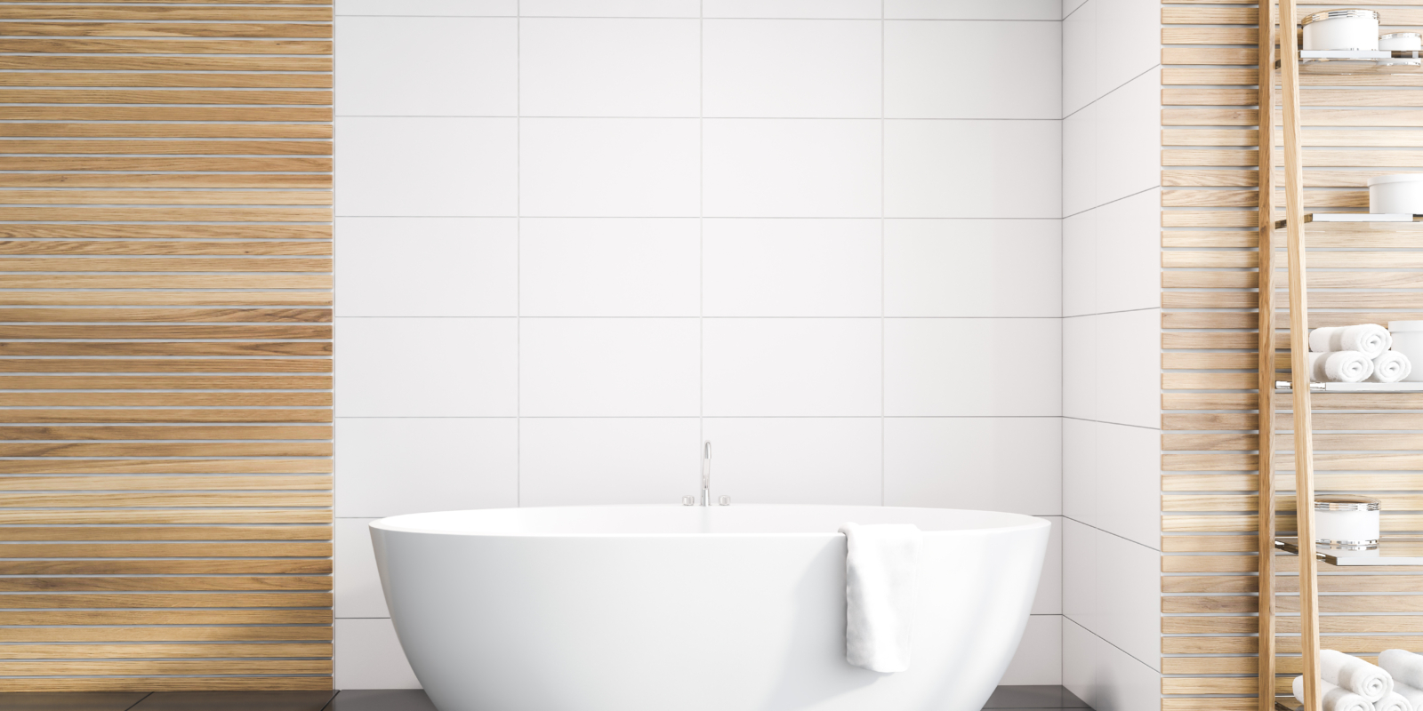 Stylisches Badezimmer, frei stehende ovale Badewanne, weiße Fliesen und Holzverkleidung